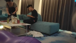 和两个气质柔软的娇嫩美少女在宾馆享受欲望大餐，妹子制服丝袜舔吸鸡巴好技术受不了硬啊极品1080P高清
