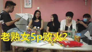 黑丝美腿18小萝莉，被小哥无情输出，摄影小哥旁边观战，掏出奶子拉扯奶头，抱起来怼着狂草，小小年纪还挺耐操